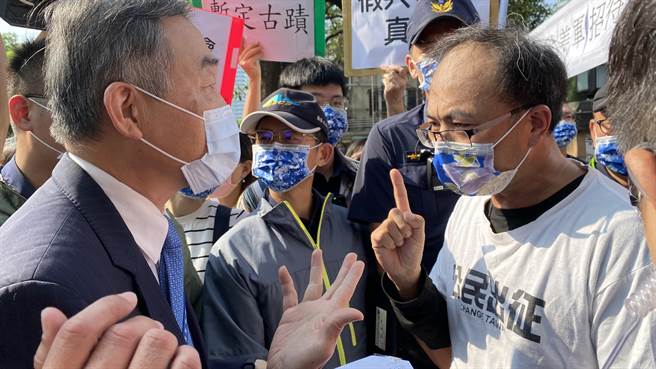 联勤招待所将改建为台中市「美村综合服务园区」，台中市府17日举行开工仪式，公民团体在场外集结高喊「暂缓拆除！」，递交陈情书给台中市副市长黄国荣（左）。（陈淑芬摄）