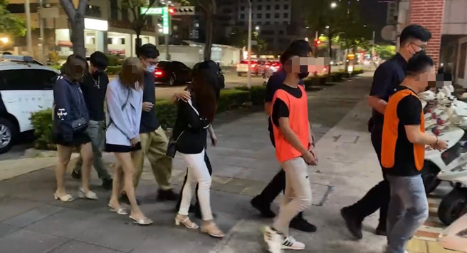 警方于现场查获7人，其中负责人及从业人员2名，依违反刑法妨害风化罪移送地检署侦办，「999」和另2名小姐及2名男客，依违反社会秩序维护法予以裁罚。（警方提供）