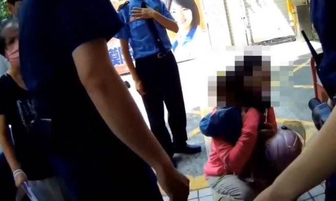 一见到员警带着女童出现，巴妇焦急的询问「妳跑到哪里去？阿嬷吓死了」，女童一见到阿嬷，马上说「阿嬷抱抱」，祖孙2人相拥重逢。（高市凤山分局／杨舒婷高雄传真）