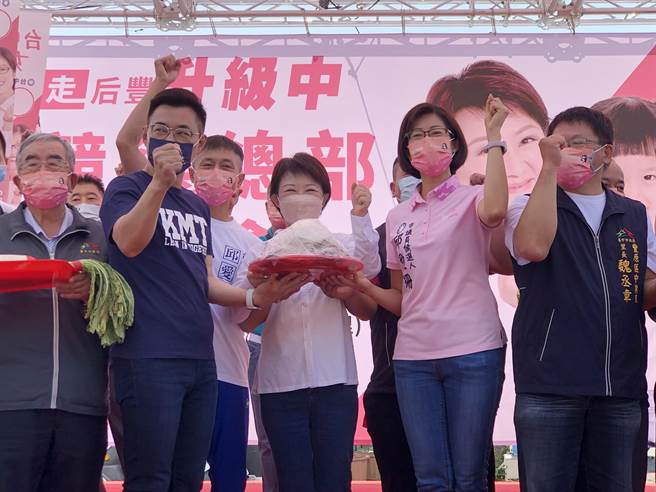 立委江启臣送给市长卢秀燕及市议员参选人邱爱珊包子，预祝两人及所有里长参选人都高票当选。（陈世宗摄）