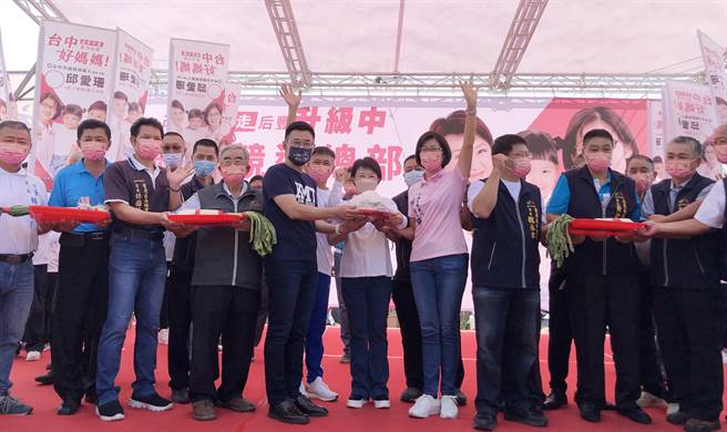 立委江启臣送给市长卢秀燕及市议员参选人邱爱珊包子，预祝两人及所有里长参选人都高票当选。（陈世宗摄）