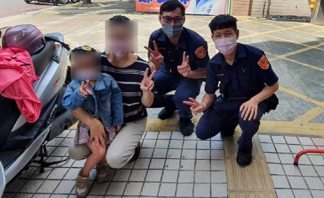 铁警柔情助女童找回阿嬷。(警方提供)