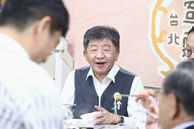 黄珊珊怒轰陈时中：不愿说清楚只会用意识形态贴标籤。民进党台北市长参选人陈时中（中）16日出席寧夏夜市千岁宴，大啖夜市美食。（邓博仁摄）