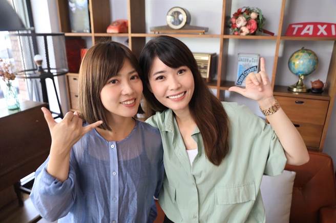 高市府2位正妹发言人张砚卿、周璟瑜以创意视讯来电方式，宣导高市增额租金补贴政策。（高市府提供）