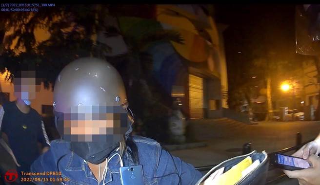 在员警无法求证身分时，眼尖的员警看见唐女包包内的「疫苗接种纪录卡」，才发现唐女为通缉犯。（高市苓雅分局提供／杨舒婷高雄传真）