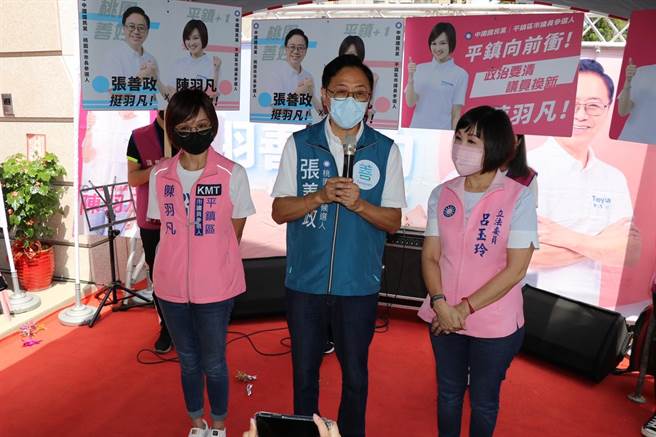 国民党桃园市长参选人张善政（中）今表示，将即刻发文给农委会，要求同意公开研究案关键文件。（蔡明亘摄）