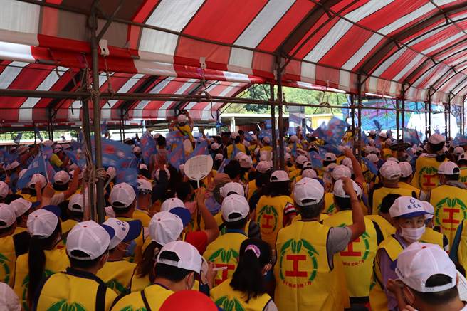 数百名劳工顶着酷热天气前往国民党新竹县党部，支持县长杨文科挑战连任。（邱立雅摄）