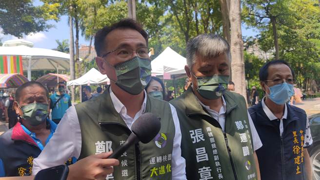 民进党桃园市长参选人郑运鹏指对手张善政的保密条款，宛如俄罗斯娃娃一层又一层。（赖佑维摄）