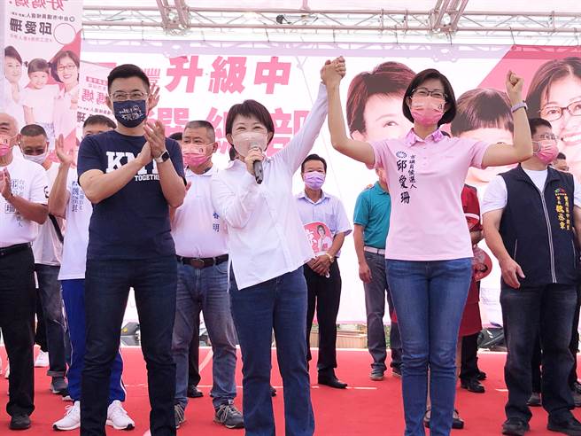 台中市长卢秀燕暨市议员参选人邱爱珊联合竞选总部今天成立，是卢秀燕第一处与市议员联合竞选总部，展现卢秀燕对丰后及山城地区居民的重视。(陈世宗摄)