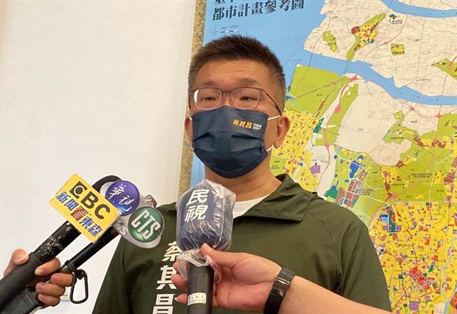 民進黨台中市長參選人蔡其昌17日再批市長盧秀燕謊話連篇。（張亦惠攝）