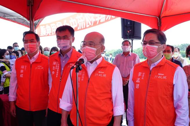 行政院长苏贞昌（右二）17日南下屏东出席国际保鲜物流中心启用典礼前，接受媒体联访时遭问及张善政研究涉抄一事。（谢佳潾摄）