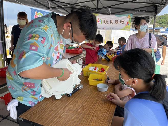 Formosa玩具基地以二手玩具拆解活动，让孩童学习资源分类的方法。（台化提供）