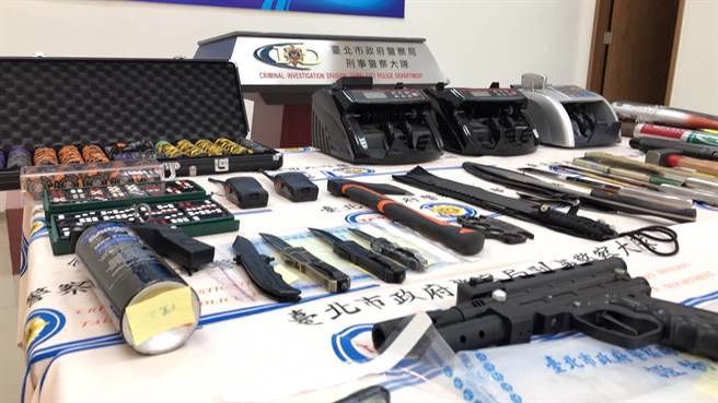 警方起獲鎮暴槍等證物。（警方提供）