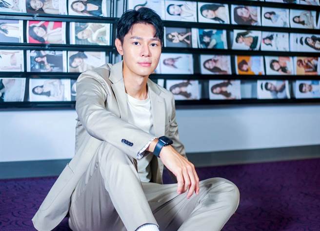 身高188公分的吴珝阳从模特儿出道，戏剧演出也备受瞩目。（粘耿豪摄）