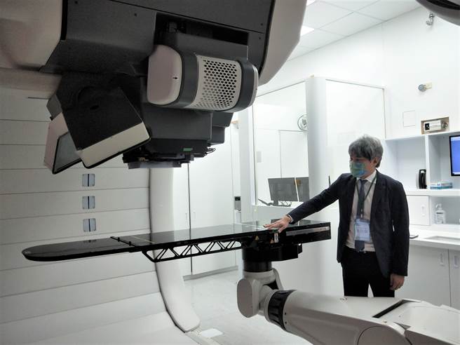 北医附医放射肿瘤科主任、北医质子中心副主任李欣伦表示，质子中心迄今为11位病人完成质子治疗。（王家瑜摄）