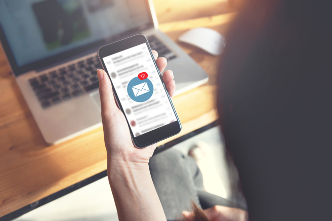 电信帐单突多200元，凶手竟是iPhone简讯1符号。（图／shutterstock）