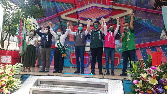 小西里长曾俊仁（左三）竞选四连霸，立委林俊宪（右四）与多名台南市议员参选人登台帮忙造势。（程炳璋摄）