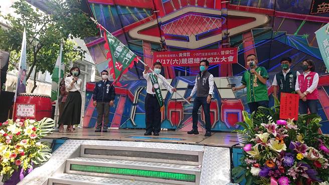 曾俊仁虽是小里长，累积四十年政治人脉，选举场高规格，他接下战旗挥舞，挑战里长四连霸。（程炳璋摄）