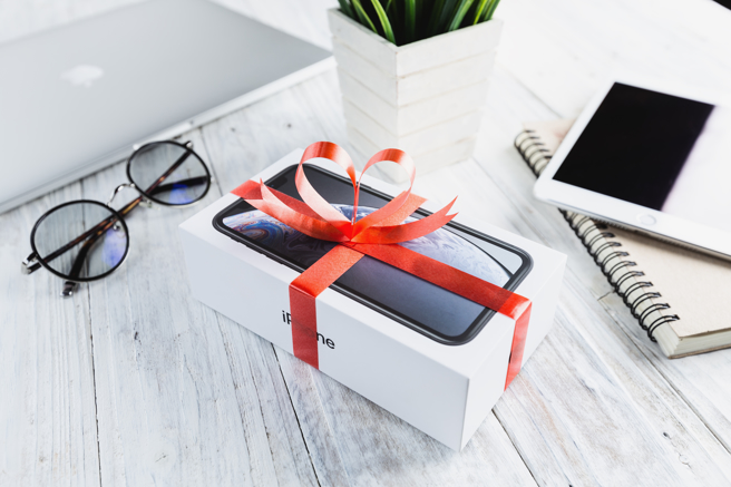 自信男霸气告白「当我女友送妳iPhone 14」，被拒后恼羞成怒。（示意图／Shutterstock）