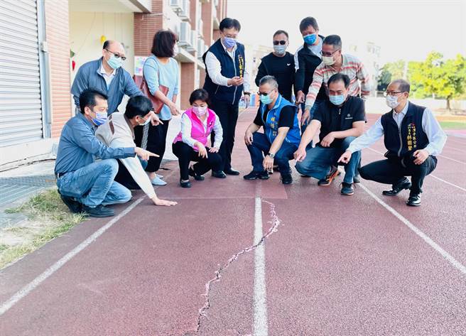 中市很多學校面臨運動場和跑道老舊、硬化及安全疑慮等困境，經立委楊瓊瓔與市議員等積極奔走，向體育署和教育局爭取運動操場及周邊設備整建。（陳世宗攝）