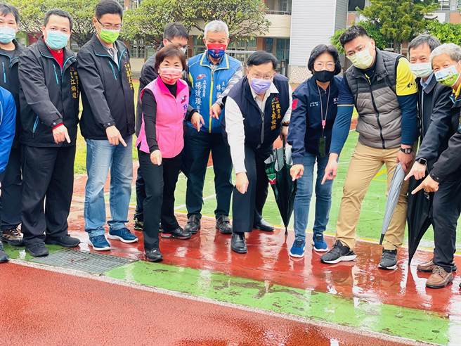 中市很多學校面臨運動場和跑道老舊、硬化及安全疑慮等困境，經立委楊瓊瓔與市議員等積極奔走，向體育署和教育局爭取運動操場及周邊設備整建。（陳世宗攝）