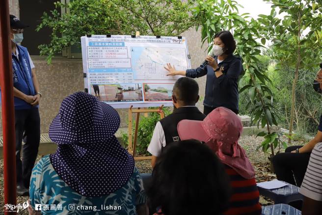 张丽善会勘因地层下陷、年久失修的道路。(取自张丽善脸书)