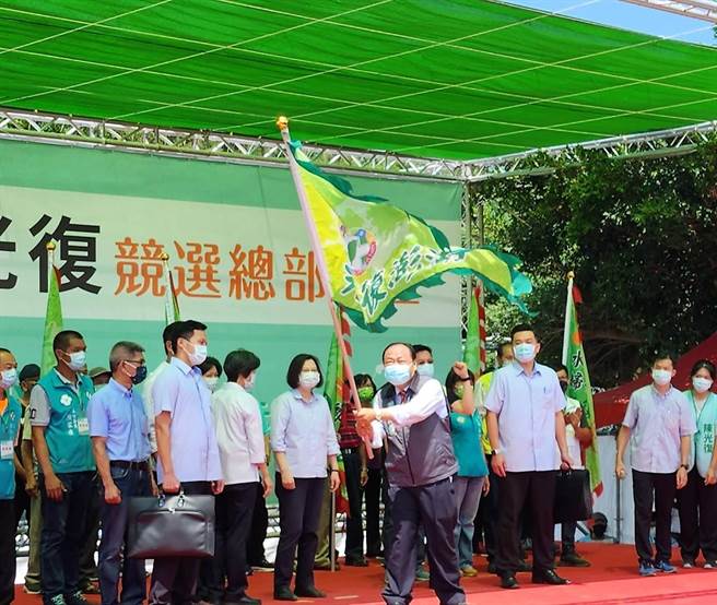 蔡英文搭乘专机再度蒞澎授旗加油，小英炮火全开批评现任赖峰伟欠缺执行力，做了12年的县长还无法「重返荣耀」，她也呼吁澎湖的支持者要团结胜选。（张茂雄摄）