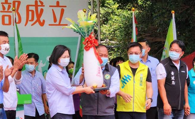 小英赠送好彩头预祝陈光復顺利当选，盛讚陈光復用头脑在做事，让澎湖冬天也能赚取观光财，举办国际铁人三项、跨海马拉松等活动，将每年的观光客人数衝破100万人次的佳绩。（张茂雄摄