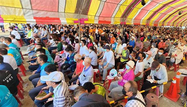 陈光復竞选总部设在他的澎湖酒厂之内，一早就有大约2000位支持群眾到场加油打气。（张茂雄摄）