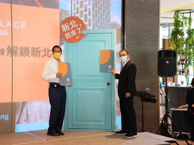 「Hyatt Place凯悦嘉轩」国际品牌饭店落脚新庄，今(17)日盛大办理开幕典礼，新北市长侯友宜(右)、宏匯集团董事长许崑泰(左)皆出席现场祝贺。(黄敬文摄)