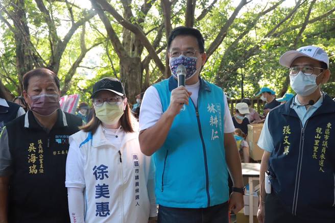 国民党新竹市长参选人林耕仁(左三)。(图取自林耕仁脸书)