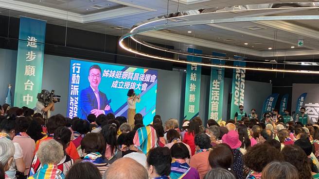 民进党台中市长参选人蔡其昌今天在竞选总部举办姊妹后援会成立大会，现场涌入超过700人。（张亦惠摄）
