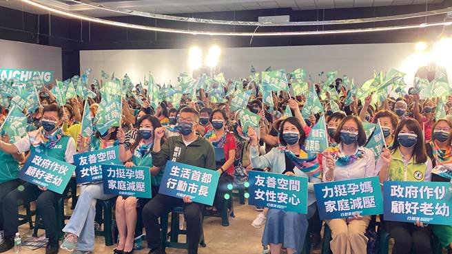 民进党台中市长参选人蔡其昌今天在竞选总部举办姊妹后援会成立大会，现场涌入超过700人。（张亦惠摄）