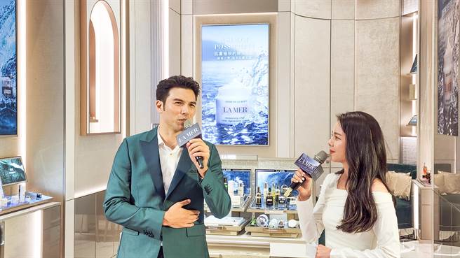 顶级保养品牌海洋拉娜斥资千万打造海洋拉娜全新概念店，近日在高雄汉神巨蛋登场，邀请品牌好友凤小岳蒞临剪彩。（柯宗纬摄）