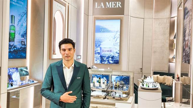 顶级保养品牌海洋拉娜斥资千万打造海洋拉娜全新概念店，近日在高雄汉神巨蛋登场，邀请品牌好友凤小岳蒞临剪彩。（柯宗纬摄）