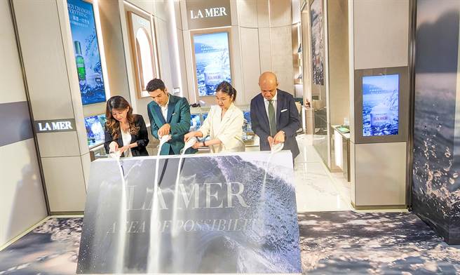 顶级保养品牌海洋拉娜斥资千万打造海洋拉娜全新概念店，近日在高雄汉神巨蛋登场，邀请品牌好友凤小岳蒞临剪彩。（柯宗纬摄）