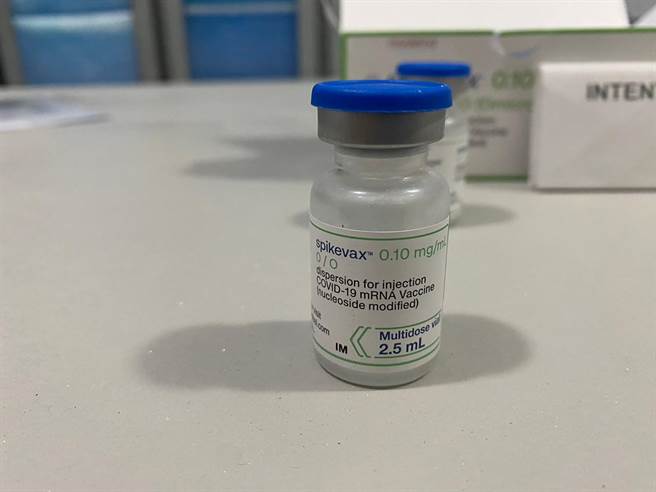 莫德纳次世代疫苗昨晚抵台，食药署正进行检验封缄。（食药署提供／林周义台北传真）