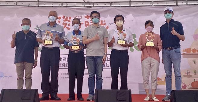 淡水区农会为持续推广在地农特产南瓜，17日淡水金色水岸举办幸福农村成果展，现场有南瓜栽培技术讲解、四健、家政等农村成果发表。(新北市农业局提供)