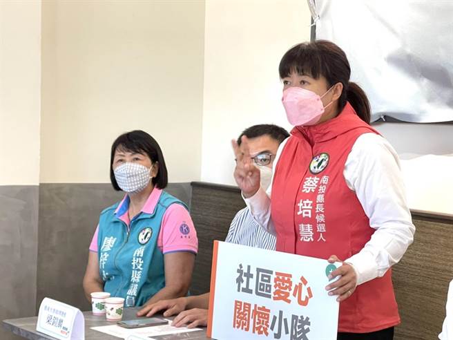 蔡培慧强调，若她当选县长，将透过安心上工计画聘雇社区妈妈组成访视队伍关怀长者。（杨静茹摄）