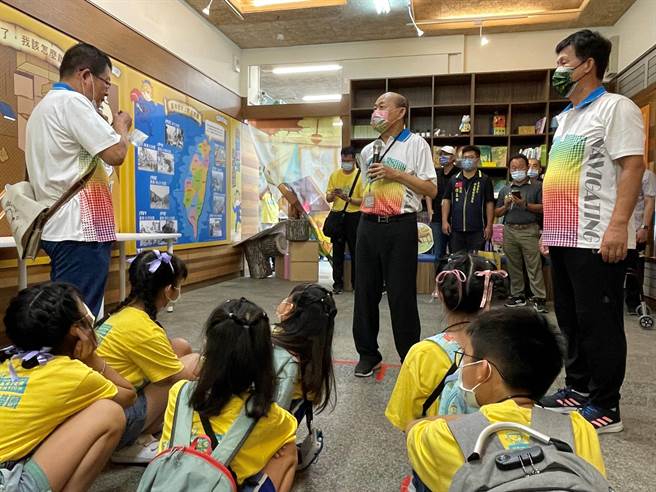 教育局副局长欧人豪与导览师生进行地震及重物卡死出入口受困演练。(新北市教育局提供)