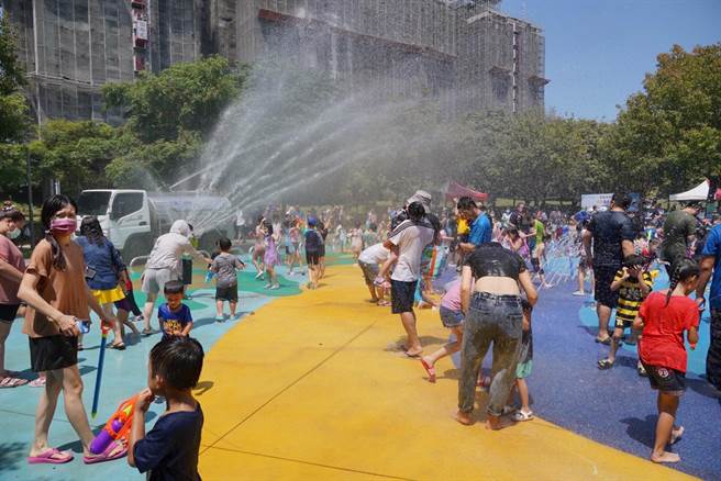 潭雅神綠園道為台中知名鐵馬道，觀旅局現開放的終點「戲水區」，提供親子體驗戲水、騎乘自行車，周末平均吸引上千名大小朋友玩水。（台中市政府提供）