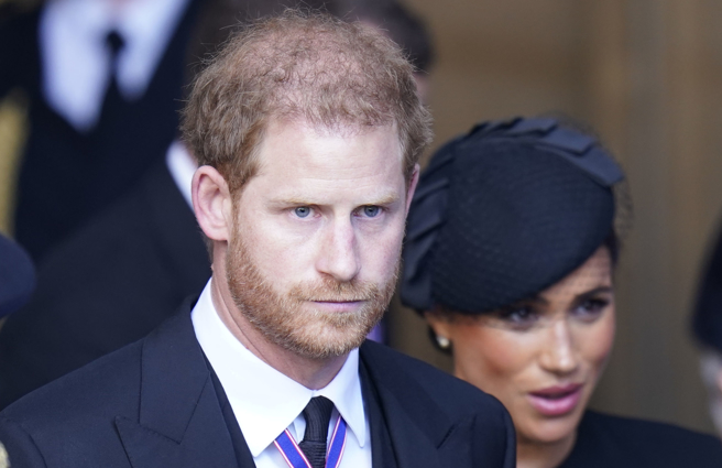 哈利和妻子梅根9月14日在伦敦西敏厅（Westminster Hall）迎灵，向已故的英国女王致敬后离去。（美联社）