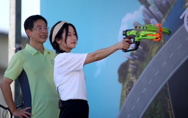 射击国手吴佳颖（右）在趣味射击挑战赛小试身手。（李弘斌摄）