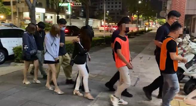 警方讯后将会馆负责人20岁苏男与柜台依妨害风化罪移送法办；而另外3名服务员、2名男客则依社会秩序维护法裁罚。（翻摄照片／崔正纲高雄传真）