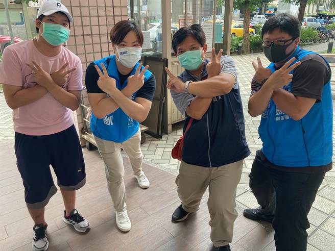 高揚凱（左二）表示，將透過資、產、育、新四箭，打擊惡性通膨，解決大學生失業「躺平族」問題。（高揚凱競辦提供／游念育台北傳真）