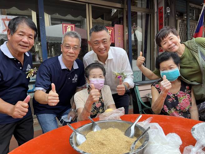 杨镇浯县长偕吴有家镇长走入人群，与乡亲和游客同乐。（金沙镇公所提供）