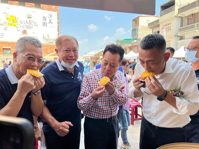 「红龟粿」是地方传统美食，杨镇浯县长偕县议长洪允典、吴有家镇长等人分享好口味。（金沙镇公所提供）