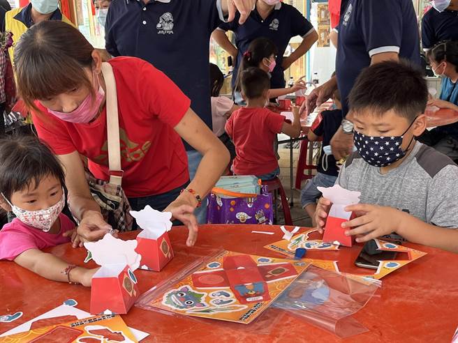 「DIY手作」风狮爷置物盒和涂鸦风狮爷磁铁，吸引许多家长和小朋友亲子同乐。（金沙镇公所提供）