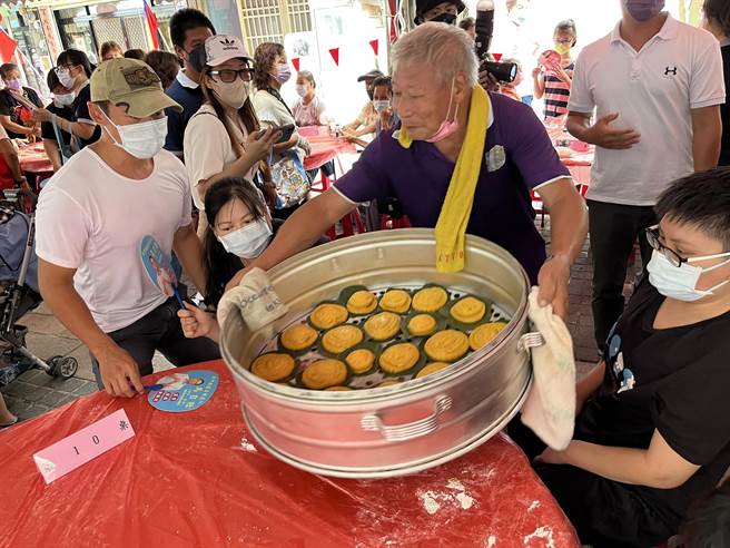 「红龟粿体验」是现场人气最旺的单元，从备料制馅、揉捏饼皮、包馅塑形到蒸煮熟成统统自已来。（金沙镇公所提供）
