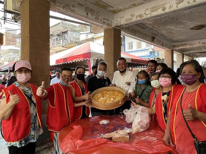 杨镇浯县长偕吴有家镇长走入人群，与乡亲和游客同乐。（金沙镇公所提供）